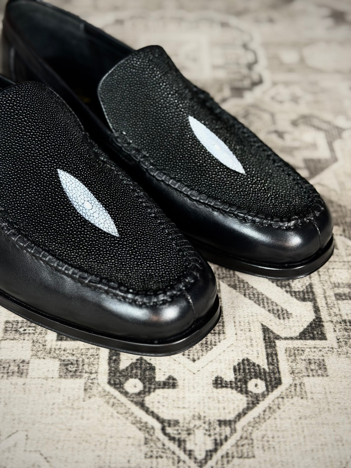 SUECIA W/MANTARRAYA BLACK